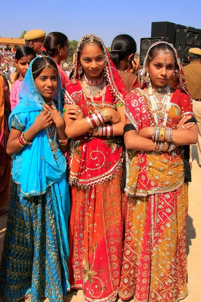 Unga kvinnor i traditionell klädsel som deltar i öknen Festival, — Stockfoto