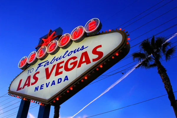 Bienvenido a Fabuloso signo de Las Vegas en la noche, Nevada — Foto de Stock