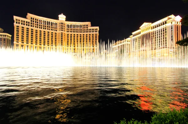 Spectacle de fontaine à l'hôtel Bellagio et casino la nuit, Las Vegas , — Photo