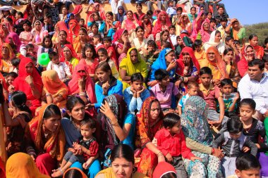 Jaisalmer, Hindistan -Şubat 16: Tanımlanamayan insanlar Şubat'ta Çöl Festivali performansı izlemek 16, 2011 Jaisalmer, Hindistan. Bu Festivalin temel amacı Rajasthan renkli kültürünü göstermektir
