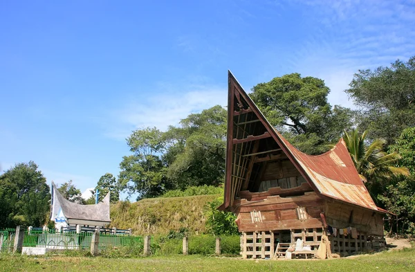 Traditionella Batak hus på Samosir island, Sumatra, Indonesien — Stockfoto