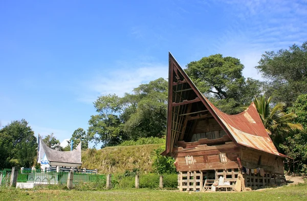 Casa Batak tradicional en la isla de Samosir, Sumatra, Indonesia — Foto de Stock