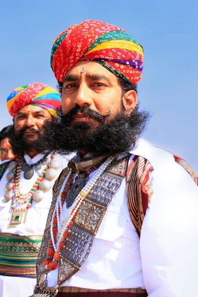 JAISALMER, INDIA - FEBRUAR 16: Uidentificeret mand deltager i Mr. Desert konkurrence den 16. februar 2011 i Jaisalmer, Indien. Hovedformålet med denne festival er at vise farverig kultur Rajasthan - Stock-foto