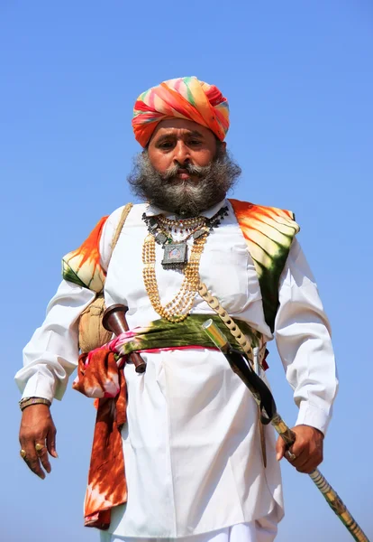 JAISALMER, INDIA - 16 DE FEBRERO: Un hombre no identificado participa en la competencia Mr. Desert el 16 de febrero de 2011 en Jaisalmer, India. El propósito principal de este Festival es mostrar la cultura colorida de Rajastán — Foto de Stock