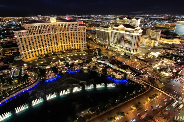 Spectacle de fontaine à l'hôtel Bellagio et casino la nuit, Las Vegas , — Photo