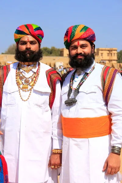 JAISALMER, INDIA - 16 DE FEBRERO: Hombres no identificados participan en la competencia Mr. Desert el 16 de febrero de 2011 en Jaisalmer, India. El propósito principal de este Festival es mostrar la cultura colorida de Rajastán —  Fotos de Stock