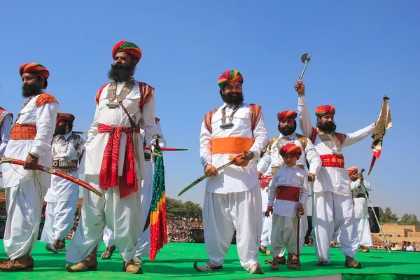 Jaisalmer, Indie-16 lutego: niezidentyfikowane mężczyźni biorą udział w konkursie Pan Desert 16 lutego 2011 w Jaisalmer w Indiach. Głównym celem festiwalu jest wyświetlanie kolorowej kultury Radżastan — Zdjęcie stockowe