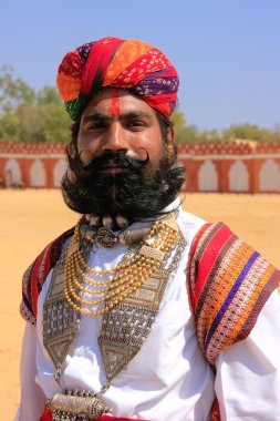 Jaisalmer, Hindistan - 16 Şubat: Kimliği belirsiz Bay çöl rekabet üzerinde 16 Şubat 2011 Jaisalmer, Hindistan'da yer alır. Bu festivalin amacı Rajasthan renkli kültür göstermektir