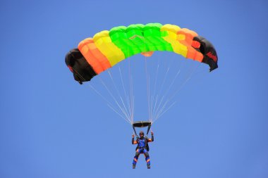 Jaisalmer, Hindistan -Şubat 17: Şubat Çöl Festivali sırasında tanımlanamayan hava kuvvetleri asker skydives 17, 2011 Jaisalmer, Hindistan. Bu Festivalin temel amacı Rajasthan kültürünü göstermektir