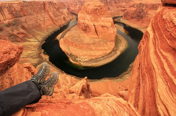 Pair of legs at Horseshoe bend overlook, adventure concept — Stock Photo, Image