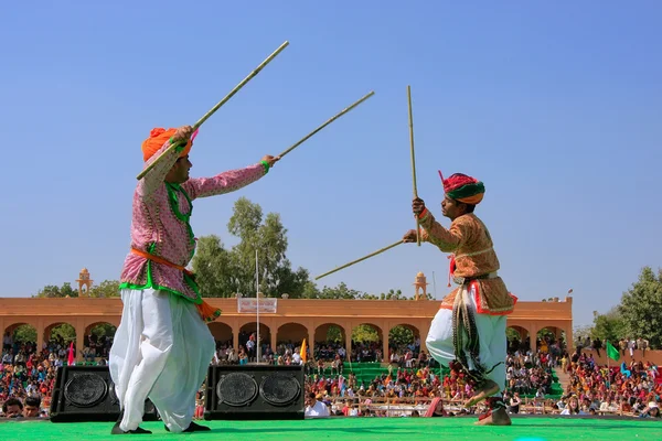 JAISALMER, INDIA - FEBRUARY 16: Unidentified men dance during Desert Festival on February 16, 2011 in Jaisalmer, India. Main purpose of Festival is to display rich and colorful culture of Rajasthan — Stock Photo, Image