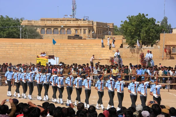 JAISALMER, INDIA-17 DE FEBRERO: Soldados no identificados de la fuerza aérea actúan para el público durante el Festival del Desierto el 17 de febrero de 2011 en Jaisalmer, India. Propósito del Festival es mostrar la cultura de Rajastán — Foto de Stock