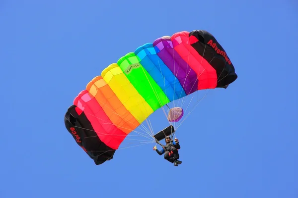 JAISALMER (INDE) - 16 FÉVRIER : Des parachutistes de soldats de l'armée de l'air non identifiés lors du Desert Festival le 16 février 2011 à Jaisalmer, en Inde. But du festival est d'afficher la culture colorée du Rajasthan — Photo