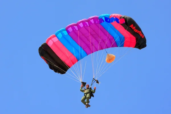 Jaisalmer, India-16 februari: ongeïdentificeerde luchtmacht soldaat zijn tijdens Desert Festival op 16 februari 2011 in Jaisalmer, India. Doel van het festival is om kleurrijke cultuur van Rajasthan weer te geven — Stockfoto