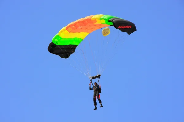 JAISALMER, INDIA - 16 февраля: Неопознанный солдат ВВС прыгает с парашютом во время фестиваля в пустыне 16 февраля 2011 года в Джайсалмере, Индия. Цель фестиваля - показать красочную культуру Раджастхана — стоковое фото