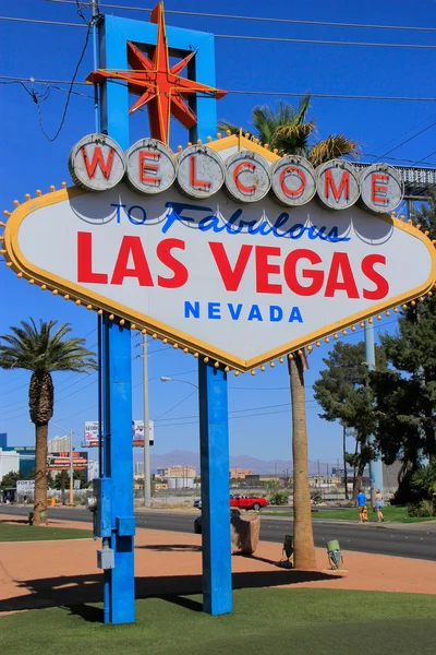 Las Vegas, Amerikai Egyesült Államok - március 19-én: Üdvözöljük a mesés Las Vegas jel-ra 2013. március 19., Las Vegas, Amerikai Egyesült Államok. Las Vegas egyike a legnépszerűbb turisztikai célpontok a világ. — Stock Fotó