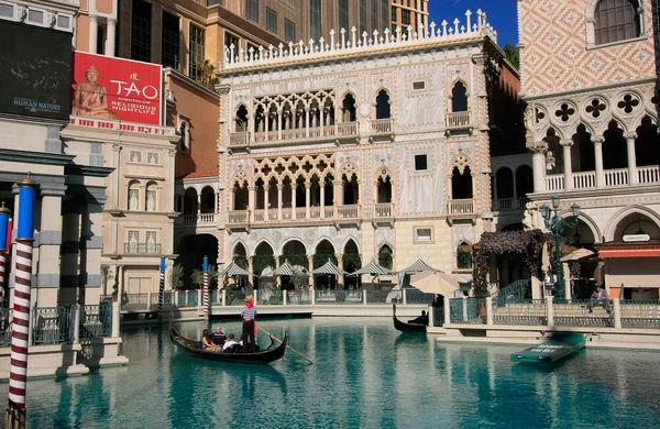 LAS VEGAS, USA - MARCH 19: Unidentified people take gondola ride at Venetian Resort hotel and casino on March 19, 2013 in Las Vegas, USA. Las Vegas is one of the top tourist destinations in the world. — Stock Fotó