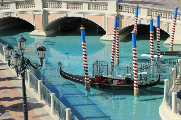 Las vegas, USA - 19. März 2013: Gondel in einem Kanal im venezianischen Resort Hotel und Casino am 19. März 2013 in Las vegas, USA. las vegas ist eines der beliebtesten Reiseziele der Welt. — Stockfoto