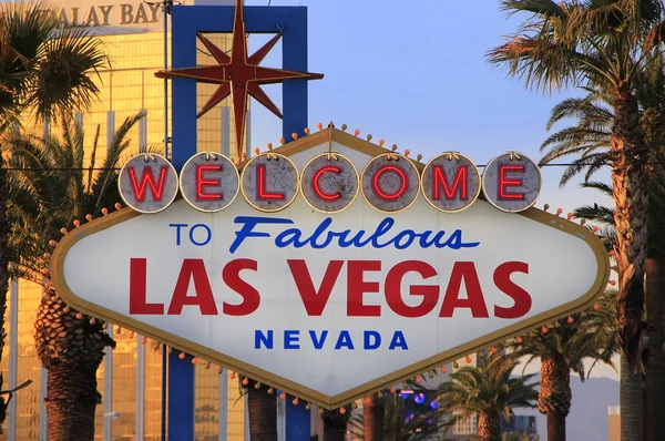 LAS VEGAS, USA - MARCH 19: Welcome to Fabulous Las Vegas sign with lights on March 19, 2013 in Las Vegas, USA. Las Vegas is one of the top tourist destinations in the world. — Stock Fotó