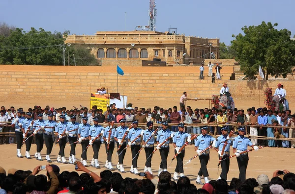 JAISALMER, INDIA-FEVEREIRO 17: Soldados da força aérea não identificados se apresentam para o público durante o Desert Festival em 17 de fevereiro de 2011 em Jaisalmer, Índia. O objetivo do Festival é exibir a cultura do Rajastão Imagens De Bancos De Imagens