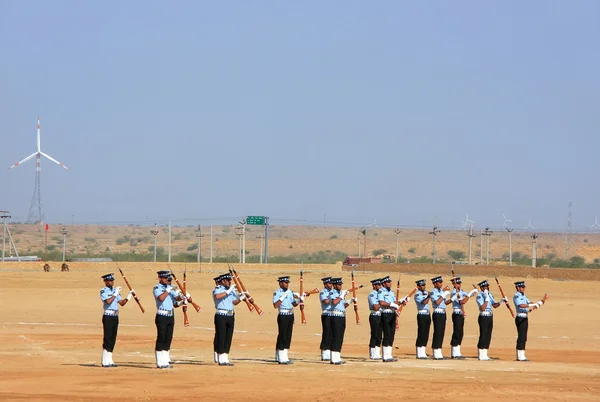 JAISALMER, INDIA-FEVEREIRO 17: Soldados da força aérea não identificados se apresentam para o público durante o Desert Festival em 17 de fevereiro de 2011 em Jaisalmer, Índia. O objetivo do Festival é exibir a cultura do Rajastão Imagens De Bancos De Imagens Sem Royalties