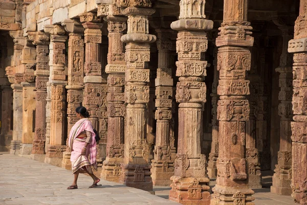 DELHI, INDIA - 4 de noviembre: Caminatas de mujeres no identificadas en el patio de la mezquita Quwwat-Ul-Islam en el complejo Qutub Minar el 4 de noviembre de 2014 en Delhi, India. Qutub Minar es el minar más alto de la India —  Fotos de Stock