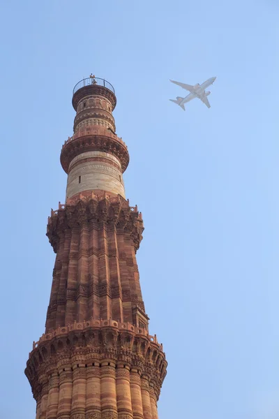 Qutub minar turm mit flugzeug am himmel, delhi, indien — Stockfoto