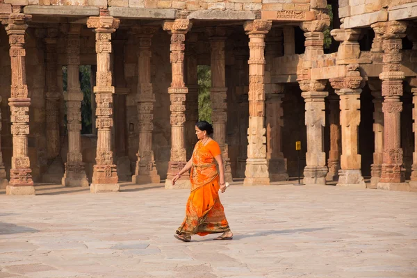 DELHI, INDIA - 4 de noviembre: Caminatas de mujeres no identificadas en el patio de la mezquita Quwwat-Ul-Islam en el complejo Qutub Minar el 4 de noviembre de 2014 en Delhi, India. Qutub Minar es el minar más alto de la India — Foto de Stock