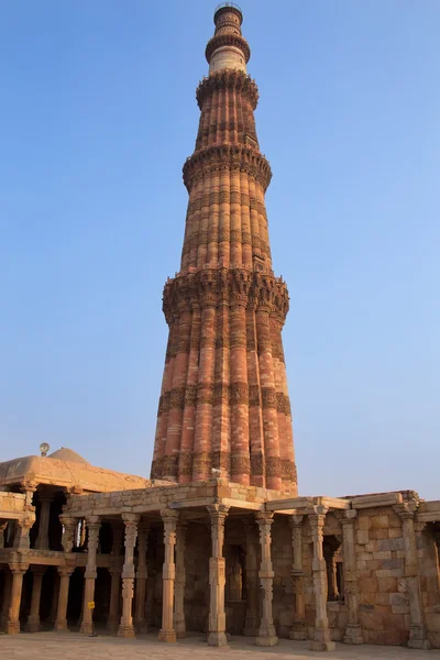 Innenhof der quwwat-ul-islam Moschee, qutub minar, delhi, india — Stockfoto