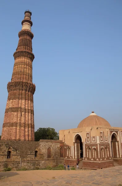 Porte Alai et tour Qutub Minar à Delhi, Inde — Photo