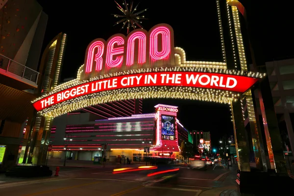 Reno, usa - 12. august: "the greatest little city in the world" schild über virginia street am 12. august 2014 in reno, usa. reno ist die bevölkerungsreichste nevada stadt außerhalb der las vegas. — Stockfoto