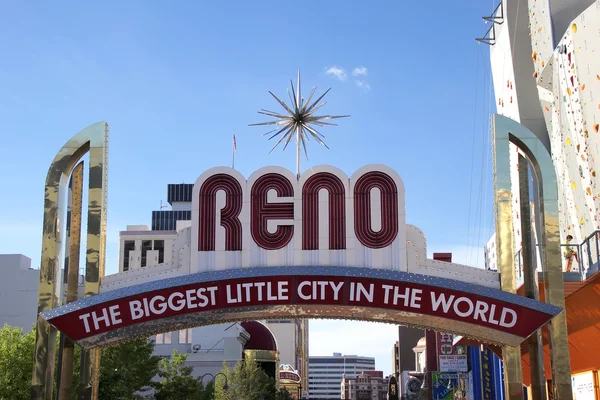 Reno, USA-12 sierpnia: "największe małe miasto na świecie" znak nad Virginia Street 12 sierpnia 2014 w Reno, USA. Reno jest najbardziej zaludnym miastem Nevada poza Las Vegas. — Zdjęcie stockowe