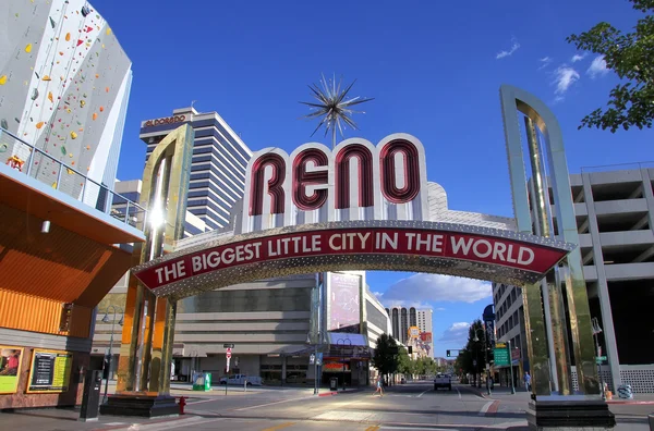 Reno, usa - 12. august: "the greatest little city in the world" schild über virginia street am 12. august 2014 in reno, usa. reno ist die bevölkerungsreichste nevada stadt außerhalb der las vegas. — Stockfoto