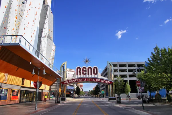 RENO, USA - 12 AGOSTO: "The Biggest Little City in the World" firma su Virginia street il 12 agosto 2014 a Reno, USA. Reno è la città più popolosa del Nevada fuori Las Vegas . — Foto Stock