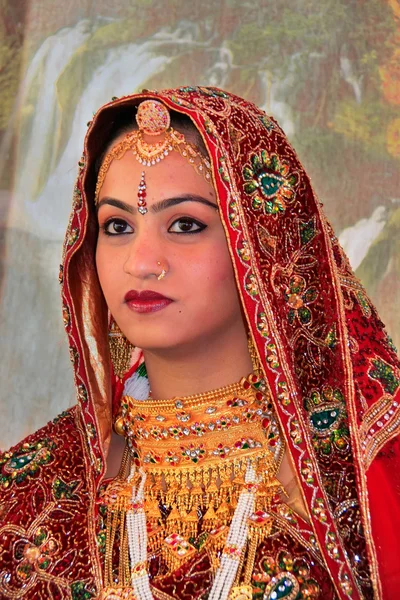 JAISALMER, INDIA - FEBRUARY 16: Unidentified woman takes part in Desert Festival on February 16, 2011 in Jaisalmer, India. Main purpose of this Festival is to display colorful culture of Rajasthan — Stock Photo, Image