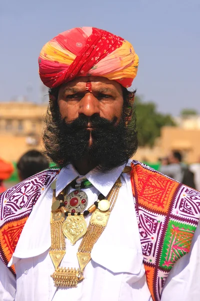 JAISALMER, INDIA - 16 DE FEBRERO: Un hombre no identificado participa en la competencia Mr. Desert el 16 de febrero de 2011 en Jaisalmer, India. El propósito principal de este Festival es mostrar la cultura colorida de Rajastán —  Fotos de Stock