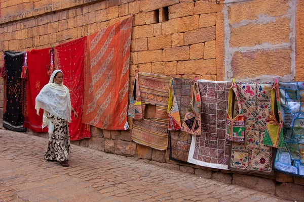 JAISALMER, INDE - 17 FÉVRIER : Une femme non identifiée marche dans le fort de Jaislamer le 17 février 2011 à Jaisalmer, en Inde. Jaisalmer est appelé Golden City en raison du grès utilisé dans son architecture — Photo