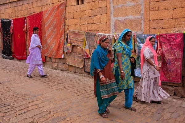 JAISALMER, INDIA - 17 DE FEBRERO: Mujeres no identificadas caminan en el fuerte de Jaislamer el 17 de febrero de 2011 en Jaisalmer, India. Jaisalmer se llama Golden City debido a la piedra arenisca utilizada en su arquitectura — Foto de Stock