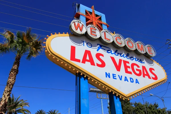 Las vegas, USA - 19. März: Willkommen zum fabelhaften Las vegas Schild am 19. März 2013 in Las vegas, USA. las vegas ist eines der beliebtesten Reiseziele der Welt. — Stockfoto