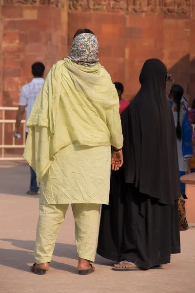 Mujeres indias de pie en Qutub Minar, Delhi, India — Foto de Stock