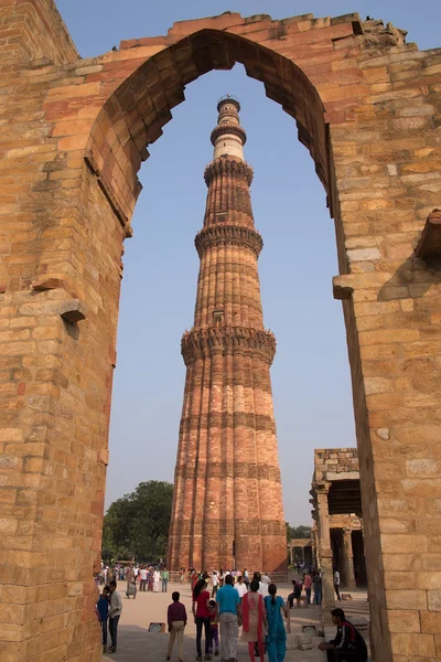 Touristen zu Fuß um Qutub Minar Komplex in Delhi, Indien — Stockfoto