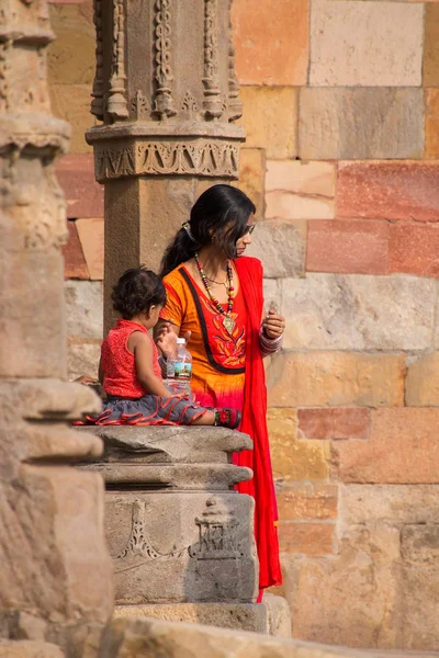 DELHI, INDIA - 4 DE NOVIEMBRE: Mujer no identificada se encuentra en el complejo Qutub Minar el 4 de noviembre de 2014 en Delhi, India. Qutub Minar es el minar más alto de la India, originalmente un antiguo monumento islámico . —  Fotos de Stock