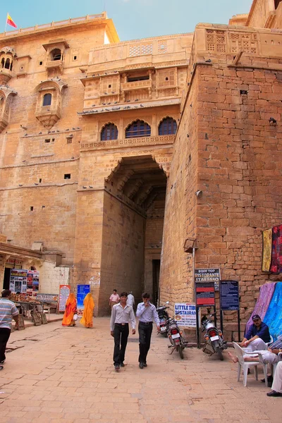 JAISALMER, ÍNDIA - FEVEREIRO 17: Pessoas não identificadas caminham no forte Jaislamer em 17 de fevereiro de 2011 em Jaisalmer, Índia. Jaisalmer é chamado Golden City por causa do arenito usado em sua arquitetura Fotos De Bancos De Imagens Sem Royalties