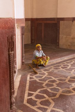 Delhi, Hindistan - 4 Kasım: Kimliği belirsiz kadın Kasım'da Humayun'un Mezarı içinde oturur 4, 2014 Delhi, Hindistan. Hümayun Türbesi Hint yarımadasındaki ilk bahçe mezarıdır..