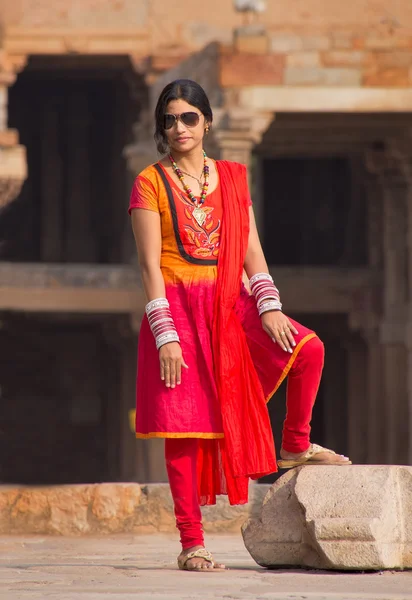 DELHI, INDIA - NOVEMBER 4: Unidentified woman stands at Qutub Minar complex on November 4, 2014 in Delhi, India. Qutub Minar is the tallest minar in India, originally an ancient Islamic Monument. — Stock Photo, Image