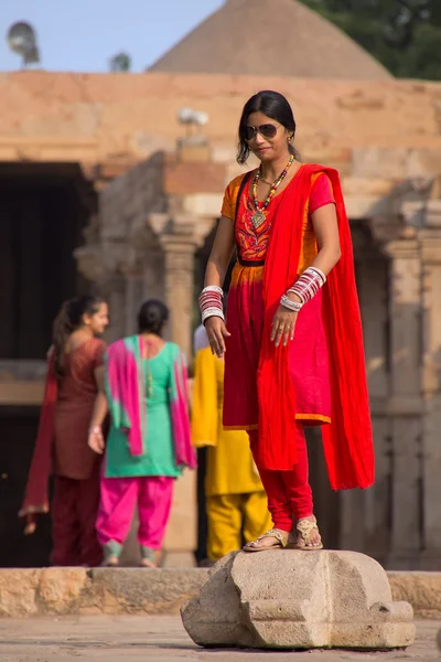 DELHI, INDIA - 4 DE NOVIEMBRE: Mujer no identificada se encuentra en el complejo Qutub Minar el 4 de noviembre de 2014 en Delhi, India. Qutub Minar es el minar más alto de la India, originalmente un antiguo monumento islámico . —  Fotos de Stock