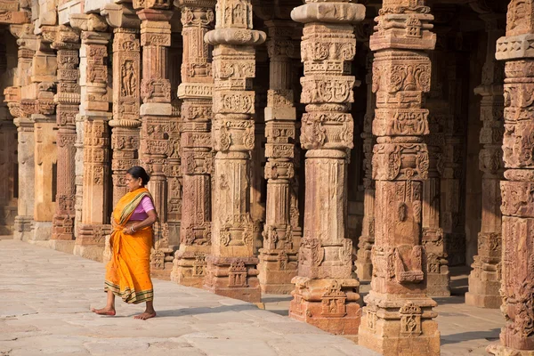 DELHI, INDIA - NOVEMBER 4: Unidentified woman walks in Quwwat-Ul-Islam mosque courtyard at Qutub Minar complex on November 4, 2014 in Delhi, India. Qutub Minar is the tallest minar in India — Stock Photo, Image