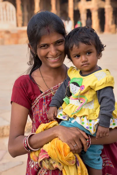 DELHI, INDIA - NOVEMBER 4: Unidentified woman with unidentified child stands in mosque courtyard at Qutub Minar complex on November 4, 2014 in Delhi, India. Qutub Minar is the tallest minar in India — Stock Photo, Image