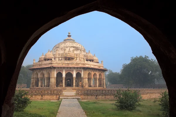 印度德里 - 11月4日：2014年11月4日，在印度德里胡马云墓群，通过拱门看到胡马尤尼萨汗尼亚齐墓。这是印度次大陆上的第一个花园墓. — 图库照片