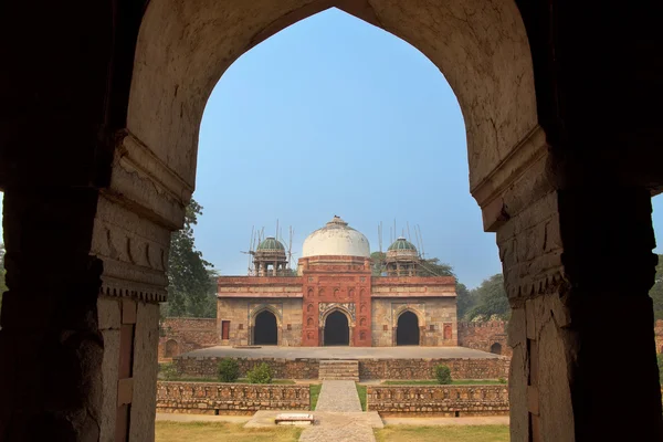 Isa Khan Niyazi mosque seen through arch, Humayun's Tomb complex — Stock Photo, Image